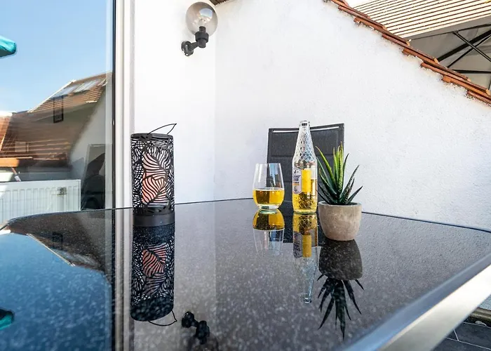 Gemuetliche 2-Zimmer Wohnung - Balkon - Parkplatz - Smart Tv - Arbeitsplatz